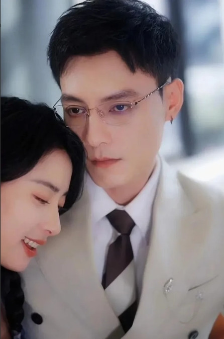 我去，短剧圈也这么刚的吗。短剧男神冯铭潮发文开撕女主:每天迟到，每场戏忘词，每