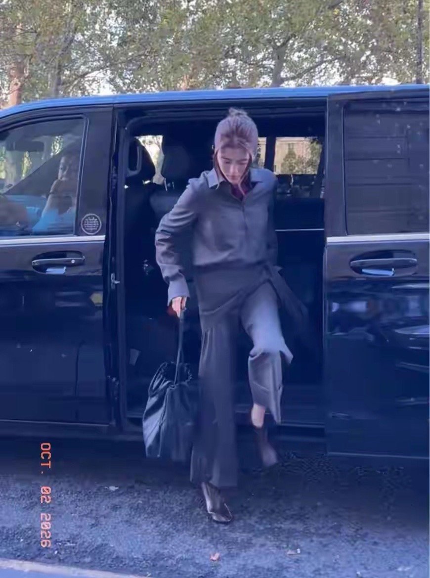 吴千语亮相巴黎时装周，小腹凸起，像怀孕四个月​​​