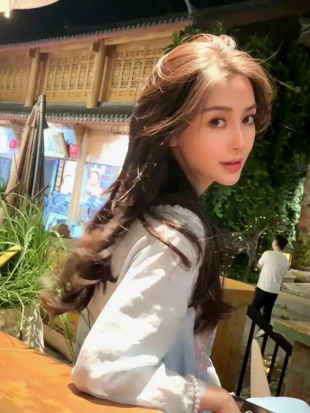 我有一个大胆的猜测，演员陈赫，很有可能是杨颖在综艺节目《奔跑吧兄弟》中遇到最铁的