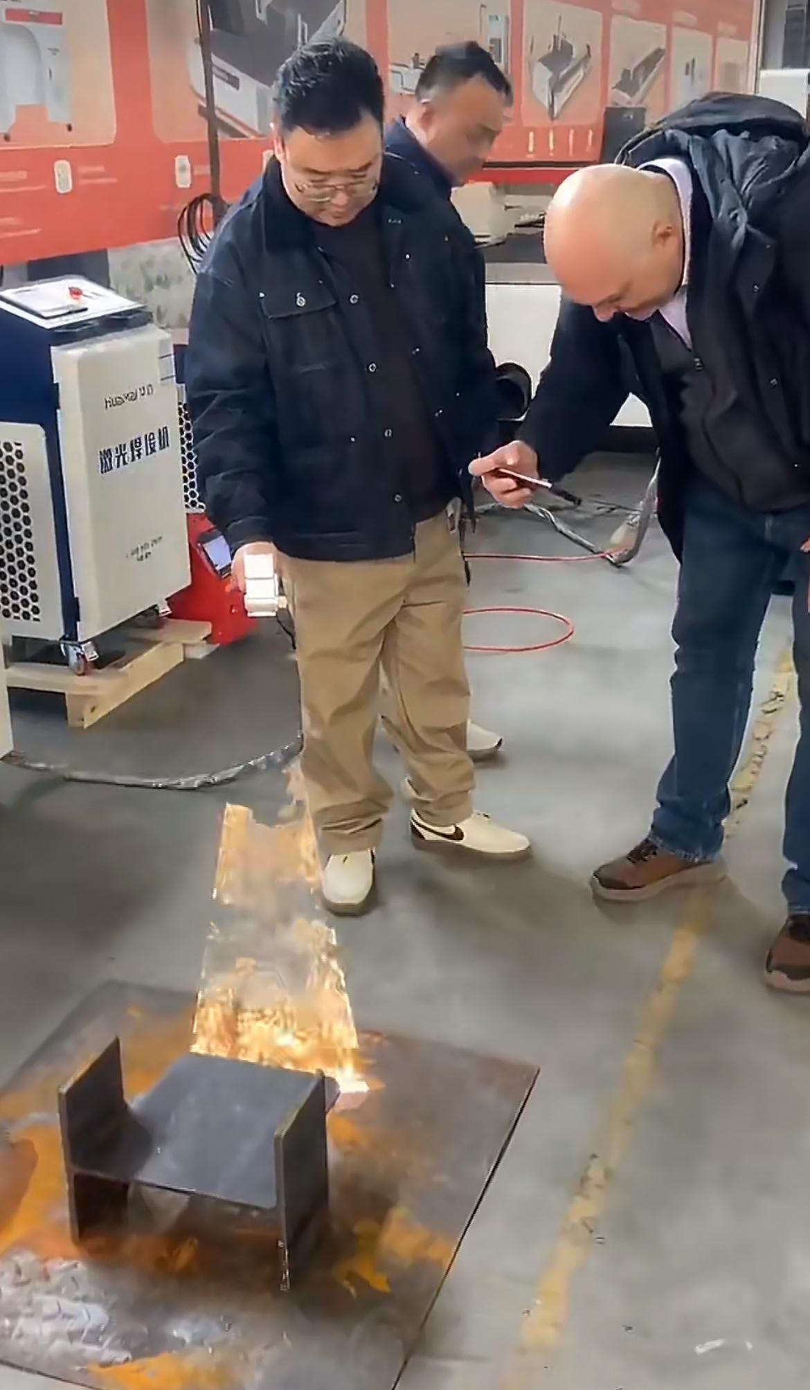 中国工厂给老外展示先进的激光除锈机，老外十分惊奇地全程拍摄视频，没两下就把铁板里
