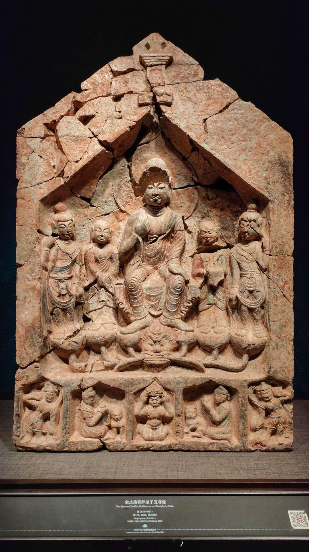 1996年10月，青州博物馆馆长王华庆像往常一样早起跑步晨练，在他跑过益都师范学