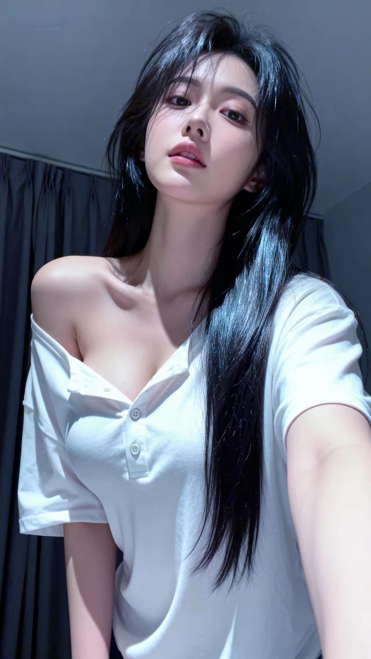 元气少女自拍，清新自然，白色上衣，黑色长发，微笑面对镜头。