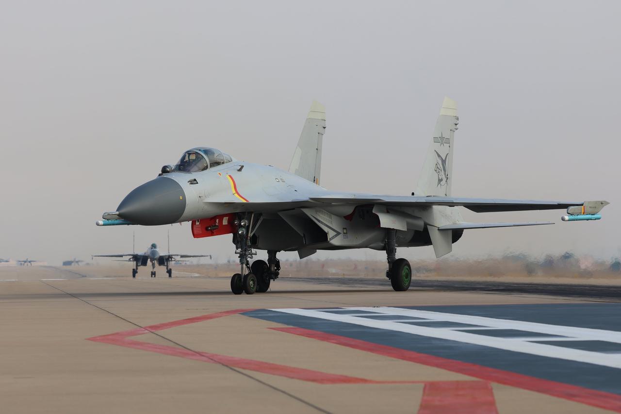 人民海军训练忙，海军航空兵近日组织J-15编队飞行训练，以提高官兵的态势感知、队