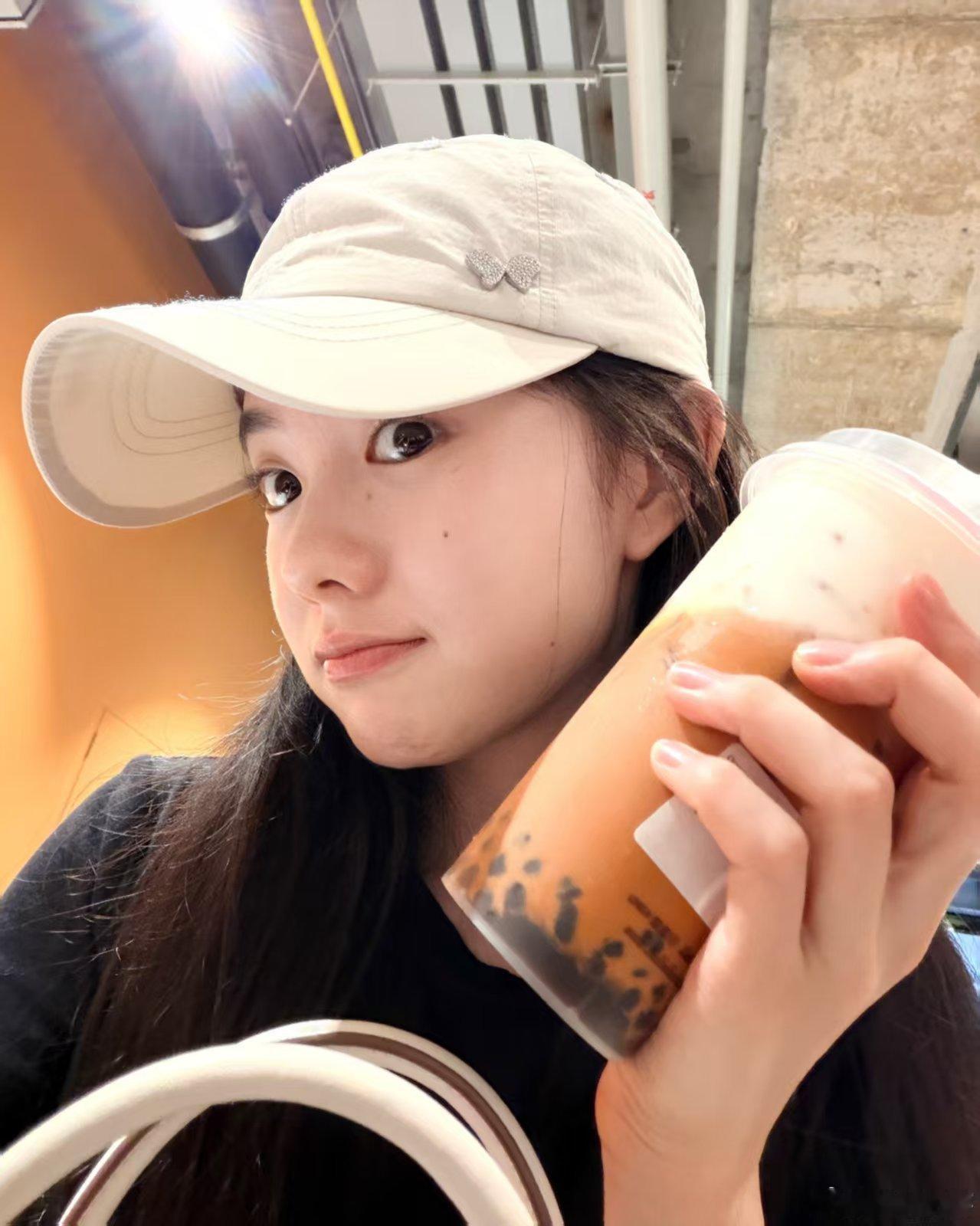 刘浩存笑容比奶茶还甜刘浩存笑容糖分超标今天一开屏就已经给我带来了美颜的暴击，