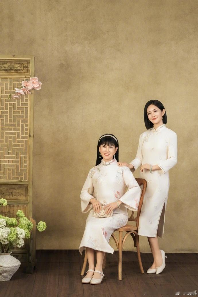 谢娜一家三口的全家福谢娜一家三口第一次拍全家福​见证幸福！谢娜为父母金婚庆生，