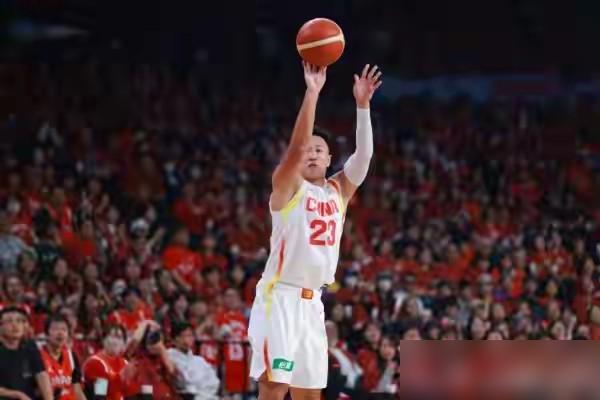 贺希宁一句话，把CBA全明星三分大赛的遮羞布扯下来了。预赛刚打完，胡明轩21