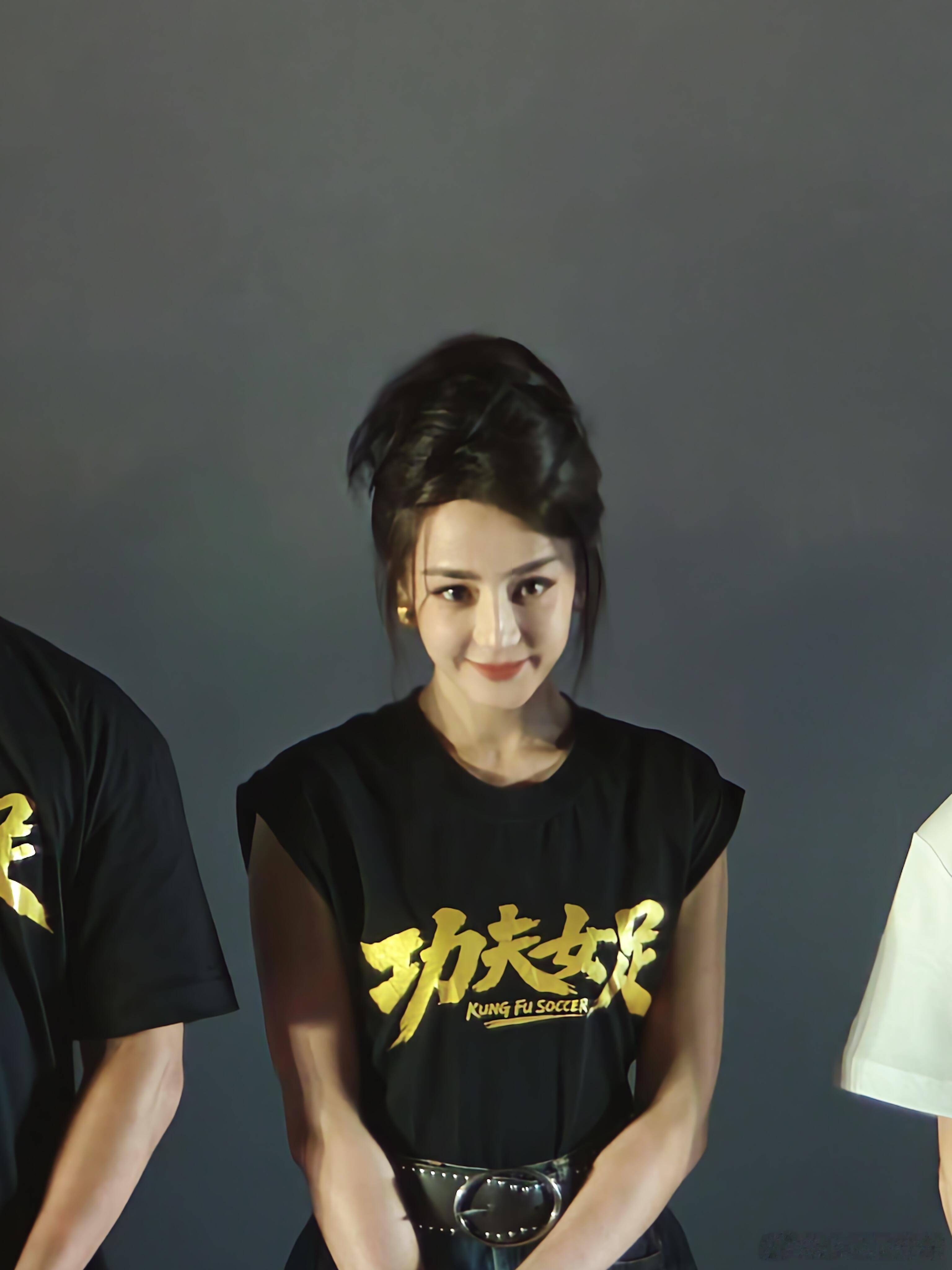 功夫女足路演互动环节有观众问星爷“为什么现在还在拍这种无厘头喜剧”，他想了几秒