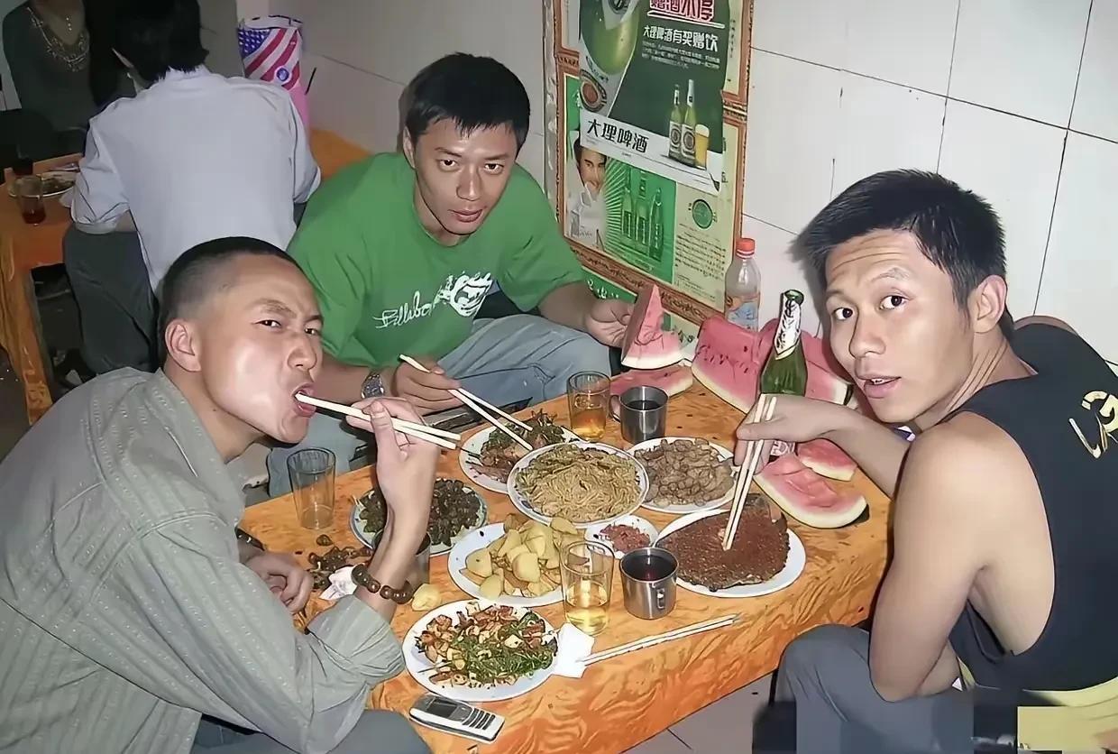 这是《士兵突击》时候的照片吗？那时候演员们好年轻，李晨依然眉毛很淡，拍戏休息吃了