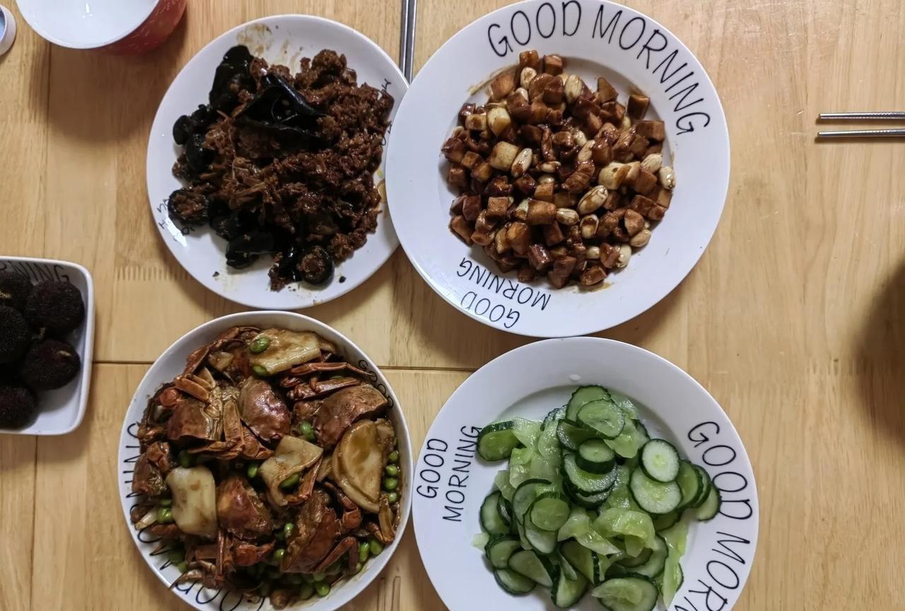 记录我们的退休生活…今天午餐做三个小菜加一个冷菜，也就对付过去了，毛蟹炒年糕，