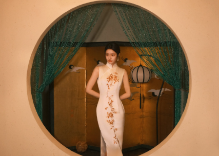 徐若晗的民国清冷感太绝了！长相自带倔强特质，搭配精心设计的民国造型，路透图就美到