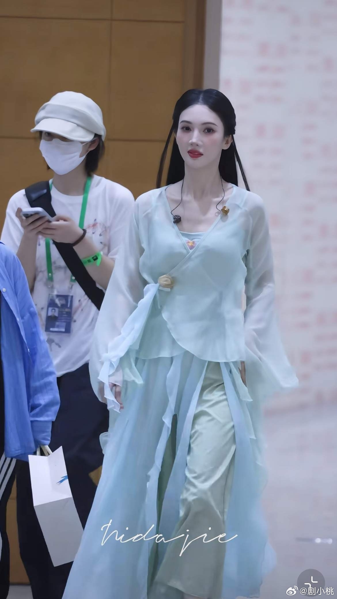 1.金晨最近没什么别的安排，六月份要进组拍电影《无孔不入》，主演有刘浩存、彭昱