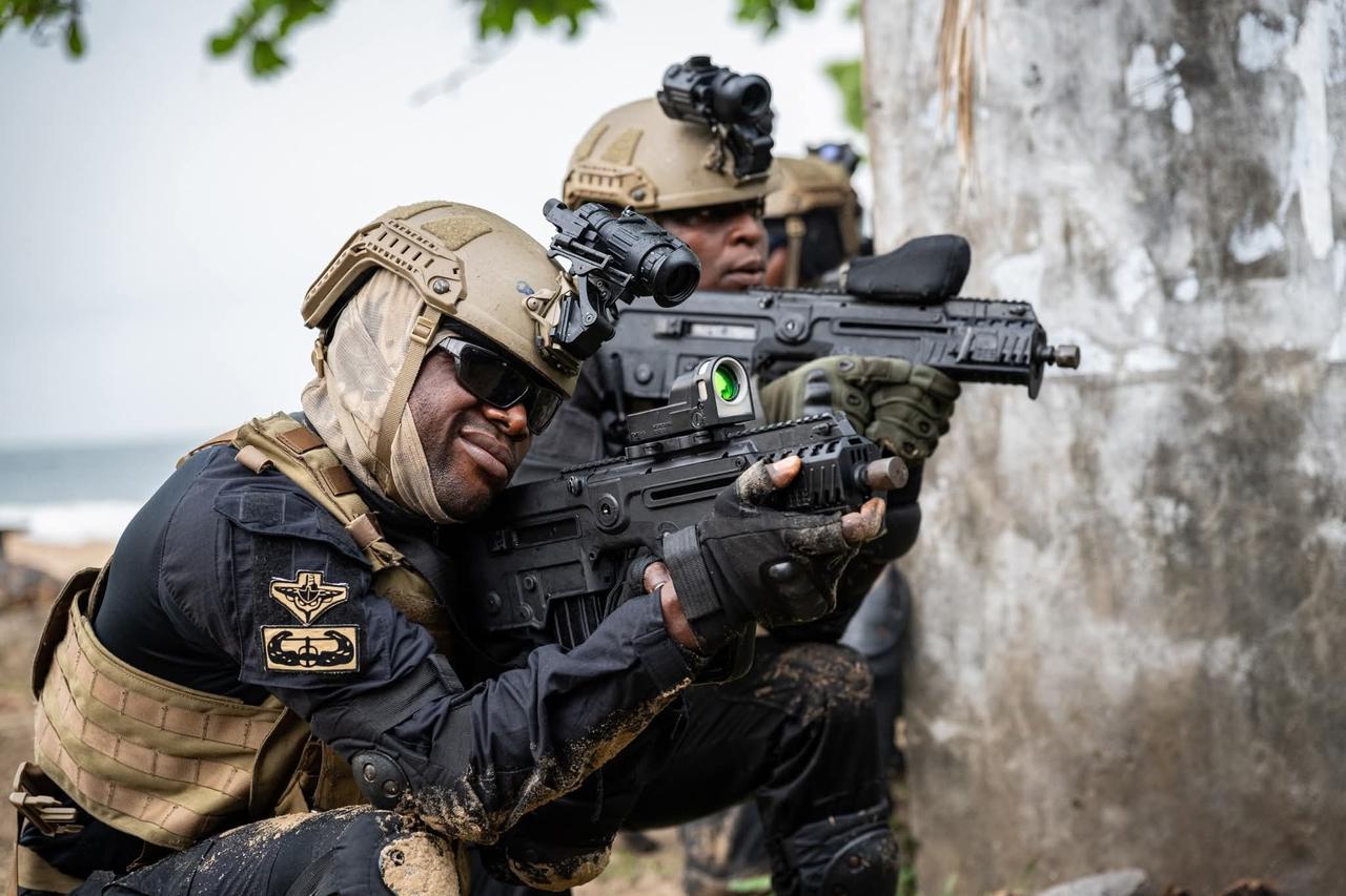 尼日利亚海军sbs，一色以色列塔沃尔无托步枪