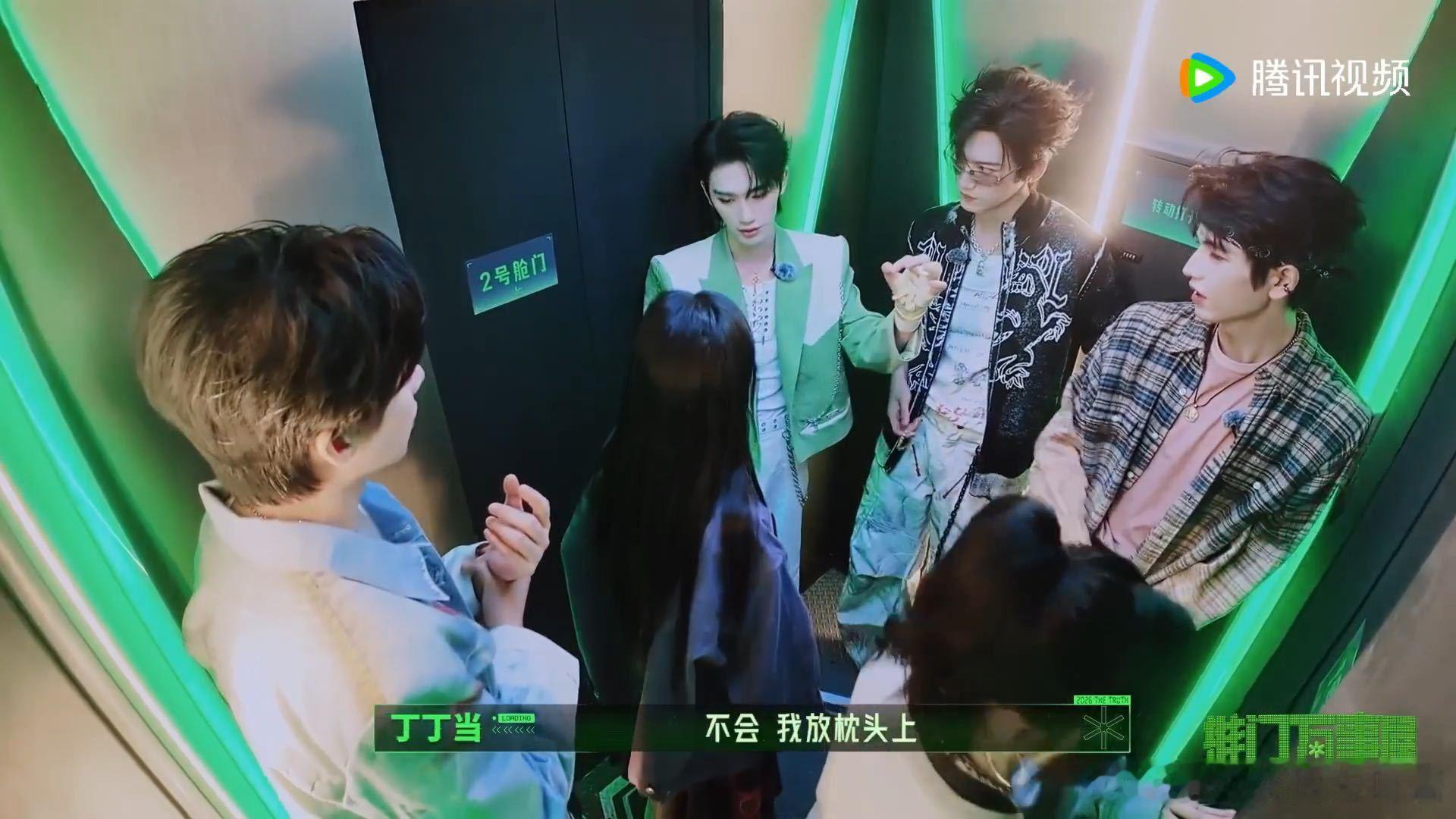 金靖问丁程鑫睡觉会压到手吗丁程鑫手举了一个月了丁程鑫的手已经举了一个月了！金靖