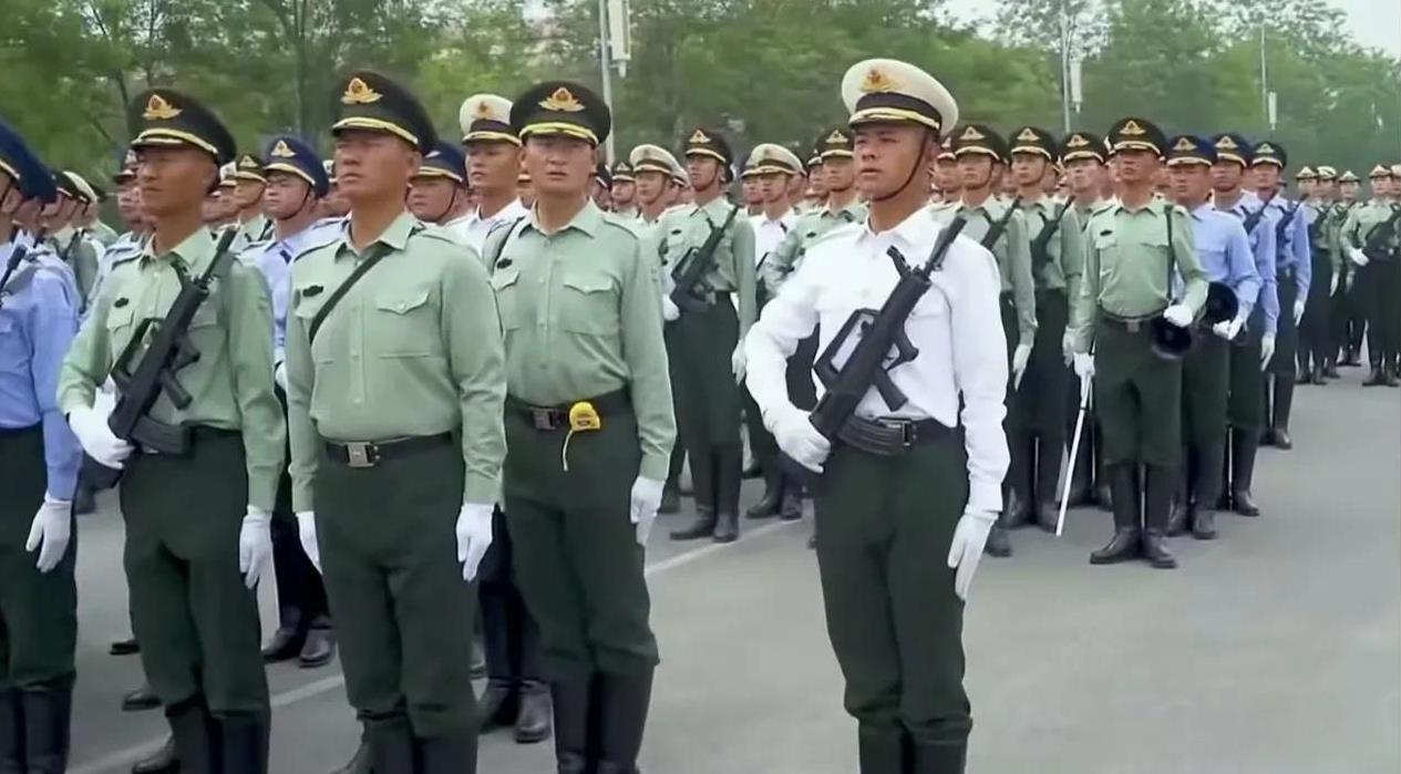 即将参加“九三”大阅兵的战士们离“九三”大阅兵正好还有一个月，战士们正顶着烈日