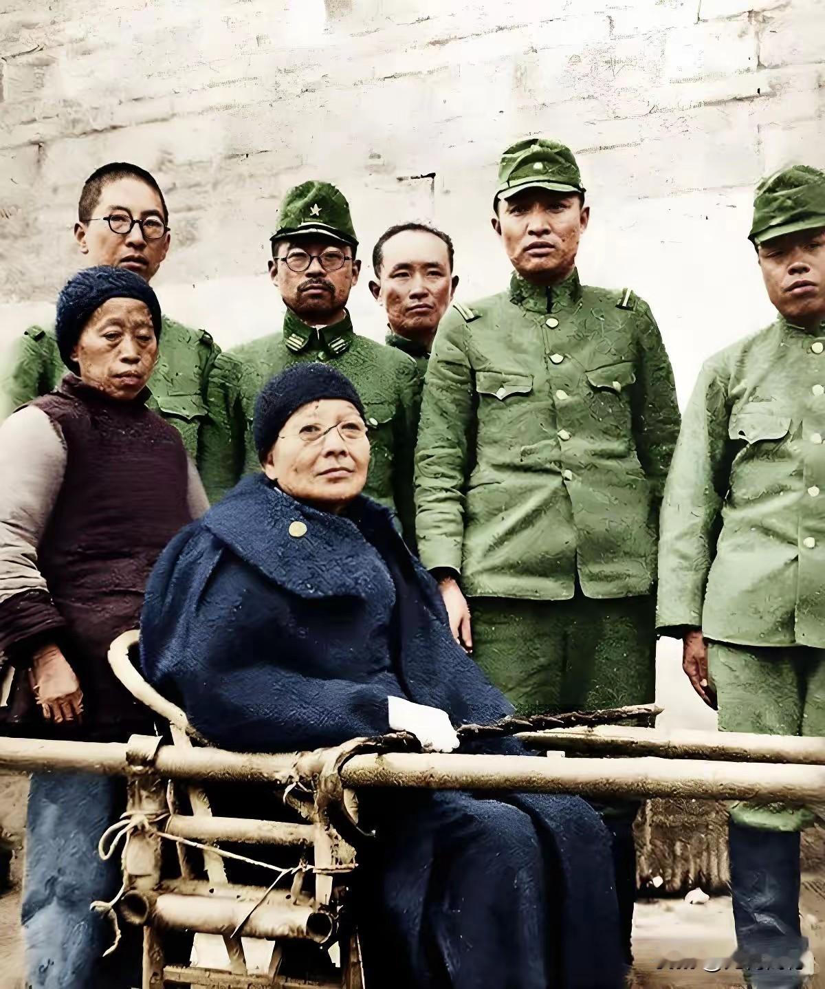 画面中的这个老太太，名字叫汪兆娥，是头号大汉奸的姐姐，由于自己的弟弟甘当日本鬼子