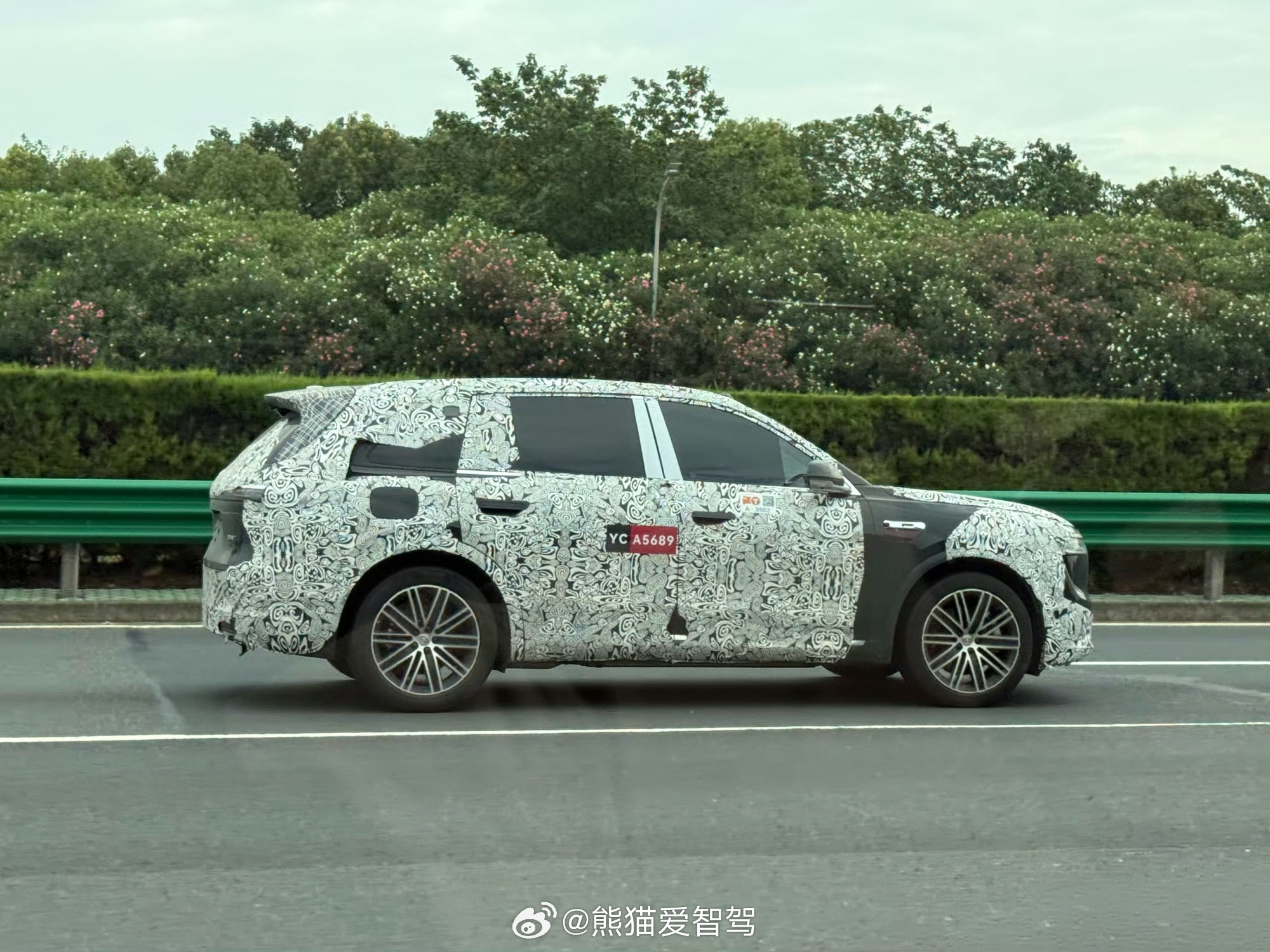 问界汽车问界M8已经上工信部了，25年9月发布的问界M7路试伪装车也被人拍到了