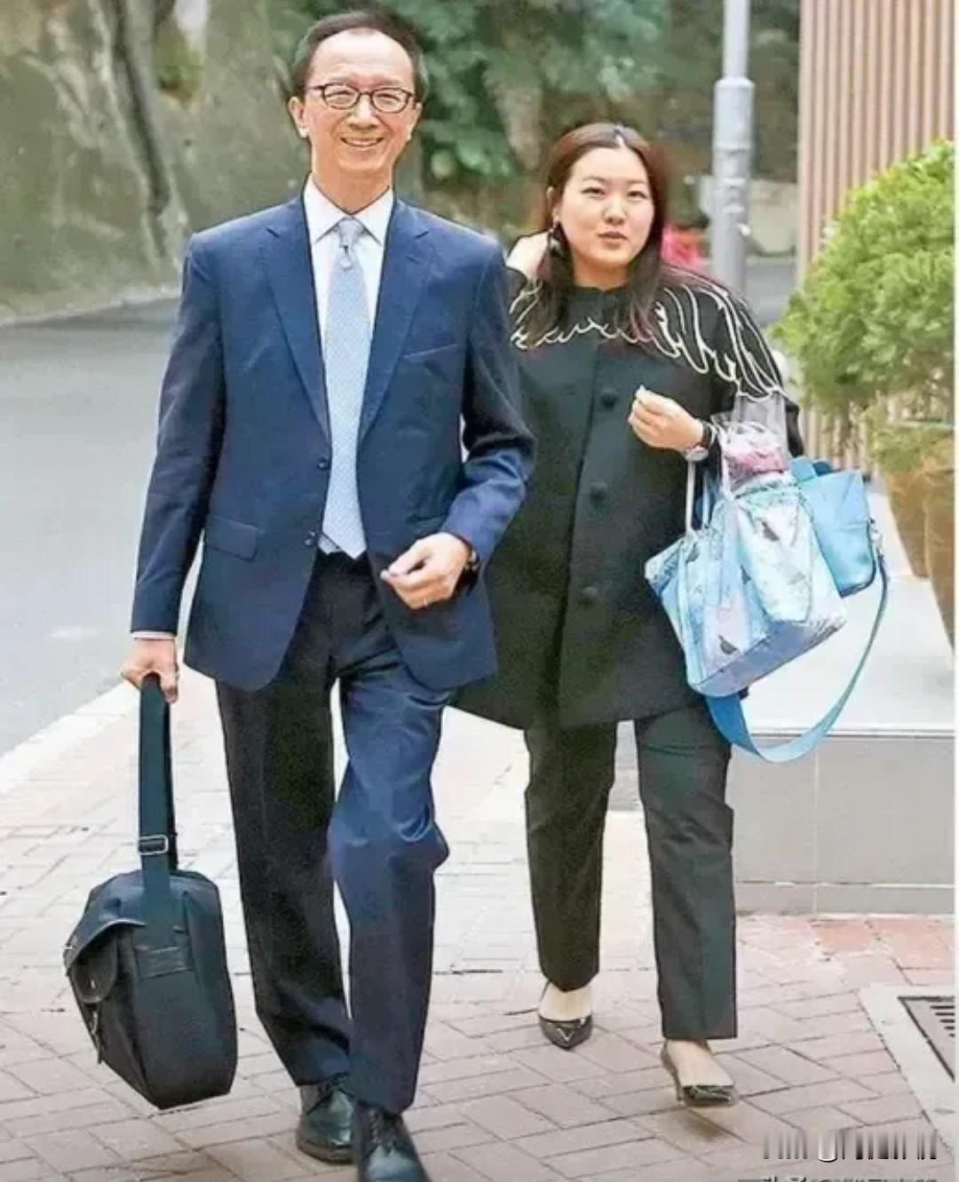 你发现了吗？伏明霞‌老公‌梁锦松73岁，西装笔挺，气色盈和，走路带风，看起来像3