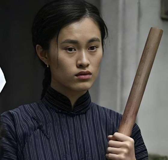 1950年，吴石察觉到危机，深夜，他叫来保姆林阿香，将两根金条塞到她手中，叮嘱她