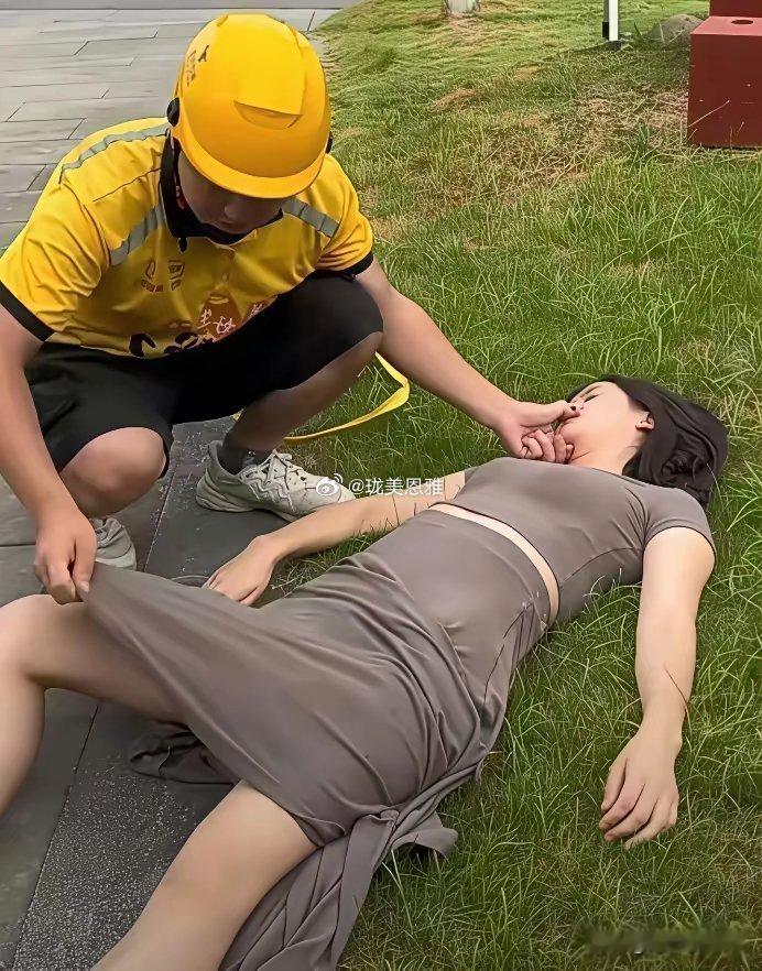 如果不是摆拍，那外卖小哥真的是人善心细