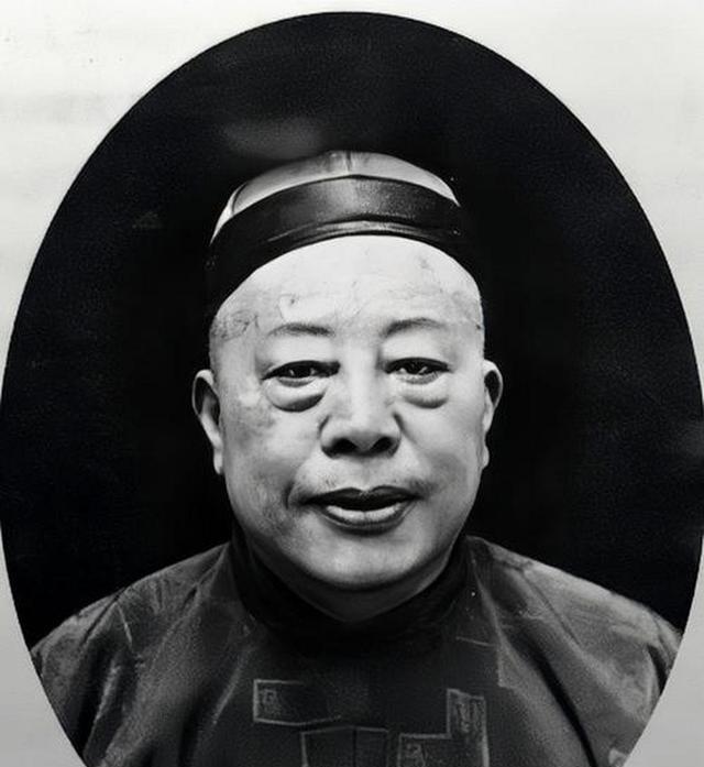 51年，陈毅让83岁的黄金荣扫大街，蒋介石得知后感叹：陈毅真厉害。1949年的