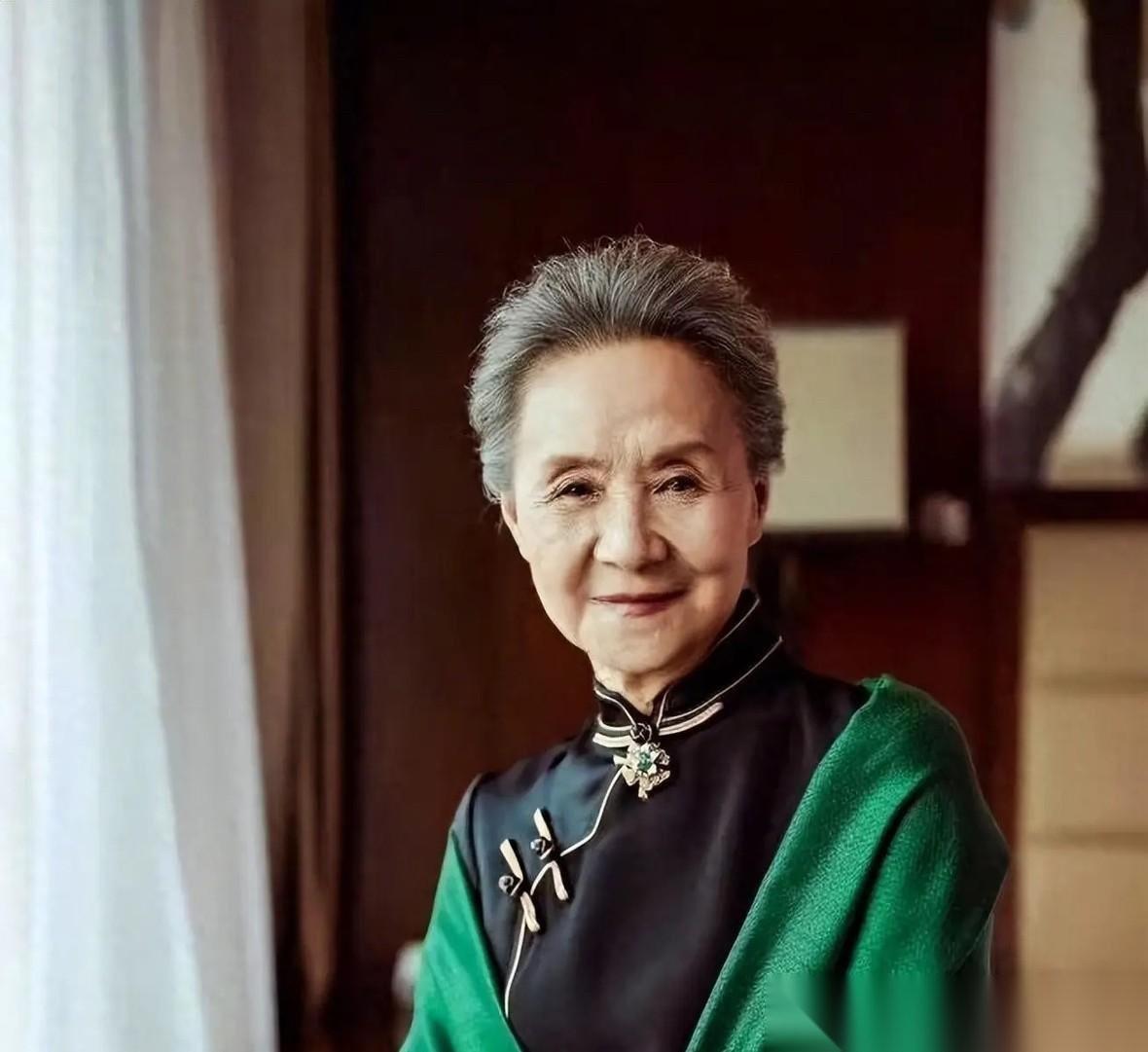 别再吹87岁吴彦姝的优雅了，你根本不知道，她家连吃饭筷子放哪儿、走路裙摆多高，都