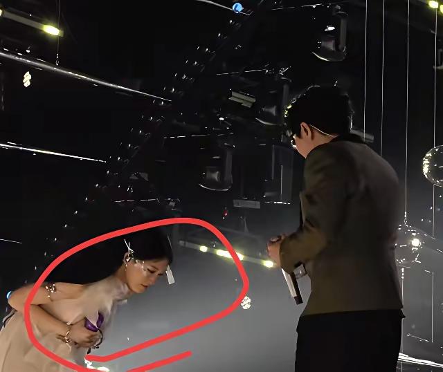 有没有人注意到沈佳润给毛不易鞠躬那个细节？那哪是礼貌啊，分明是藏着歉意的——开头