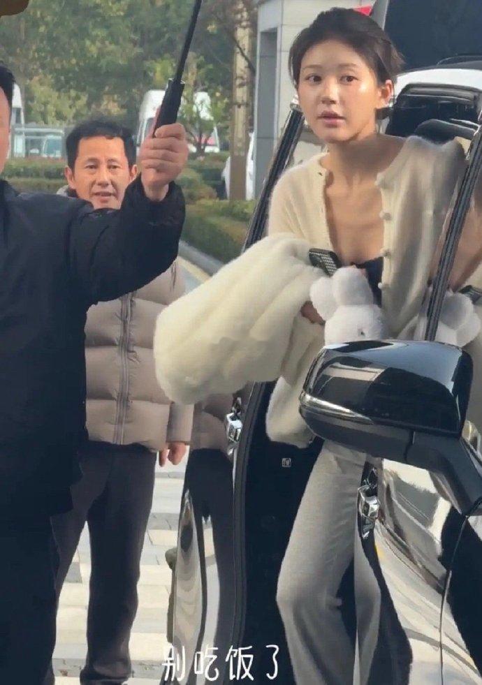 赵露思和她爸爸像一个模子刻出来的，那些说她整容的人是怎么想的？