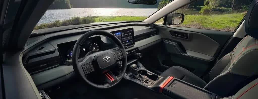 👀不得了啦！国内社交媒体曝光了一汽丰田新一代RAV4荣放伪装测试车。外观用的是