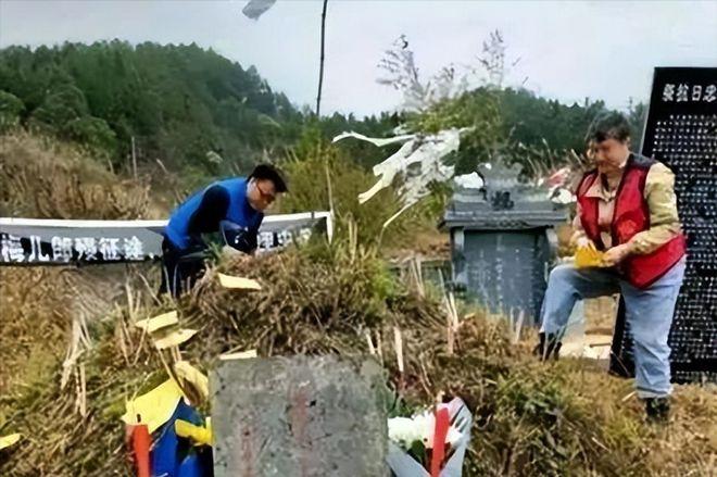 2022年，贵州的雷女士扫墓时，发现一个被杂草覆盖的荒墓，雷女士出于善意，帮忙清