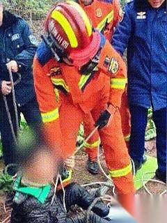 四川资阳，一个10岁男孩刚从深井里被捞上来，救援绳还缠在腰上，满身是泥，水珠顺着