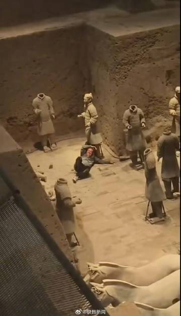 #兵马俑被砸烂了#【#目击者称男子推倒兵马俑后场馆被封闭#】#目击者称男子推倒兵