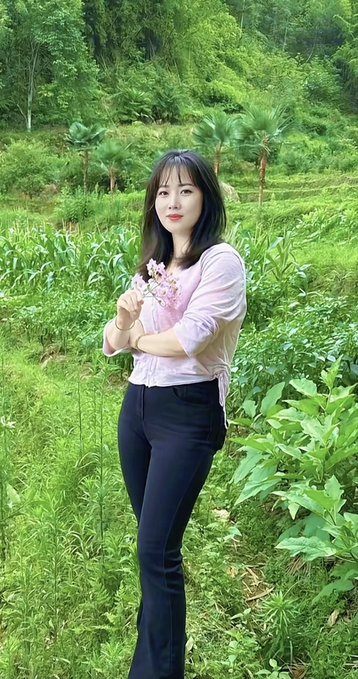 花间笑语，春意盎然。