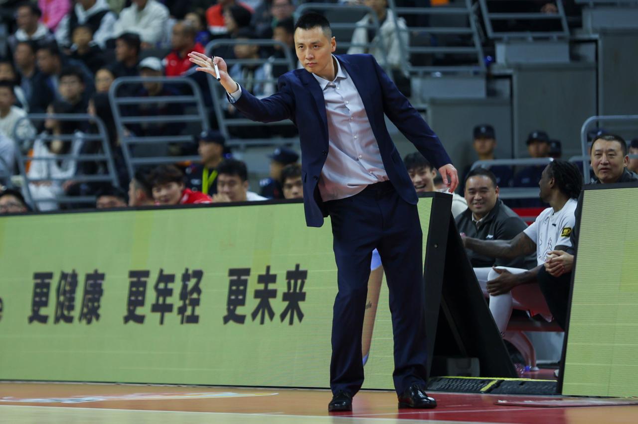 上海队真的发生了内讧？就在上场遭遇战，当他们以110:89的战绩成功击败了吉林这