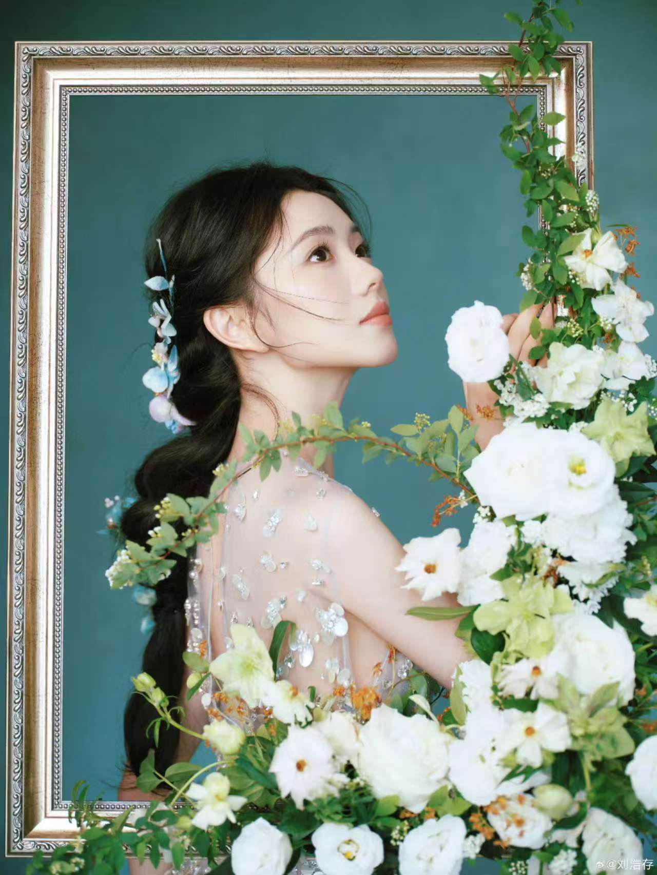 刘浩存画里走出来的温柔油画质感扑面而来，恬静笑容治愈岁月，光影细腻勾勒柔美轮廓