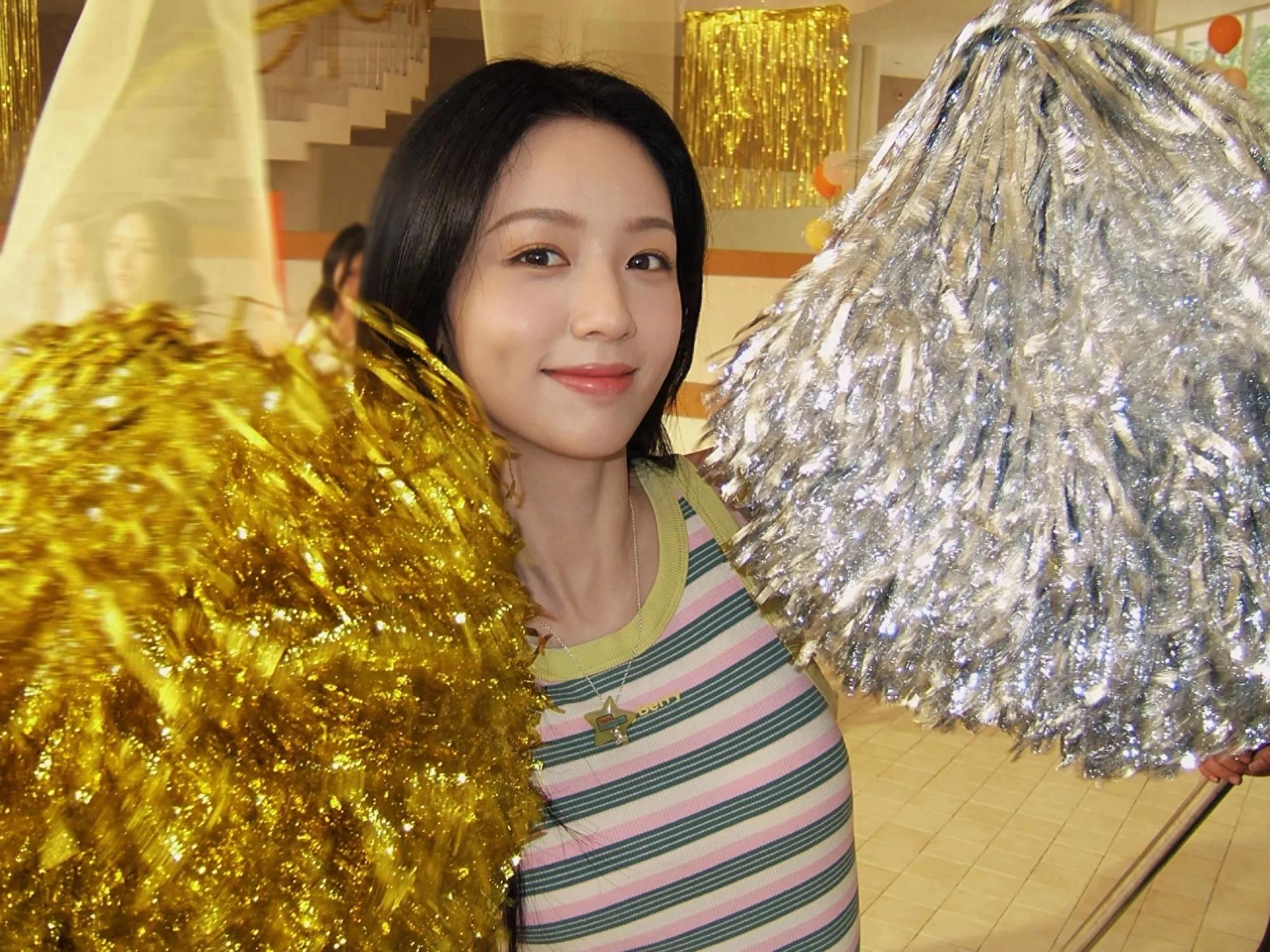 女星周也呆萌造型，做一个快乐的小姐姐
