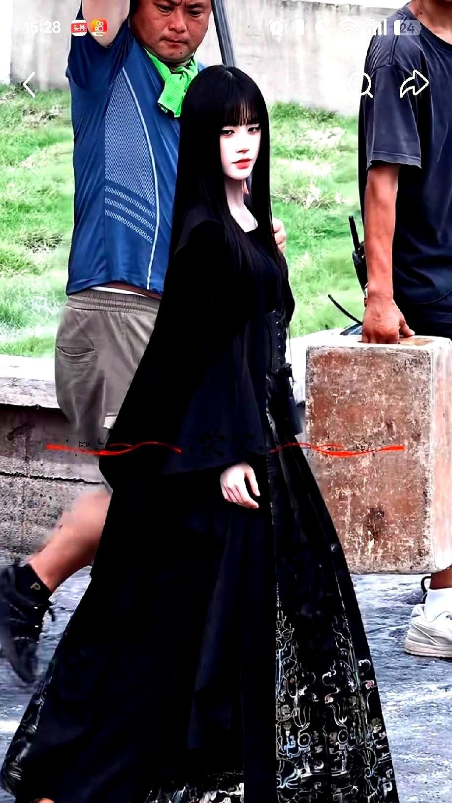 那股子富江味儿就上来了。鞠婧祎这次真的换头了？马面裙外面直接套一件暗黑大披风