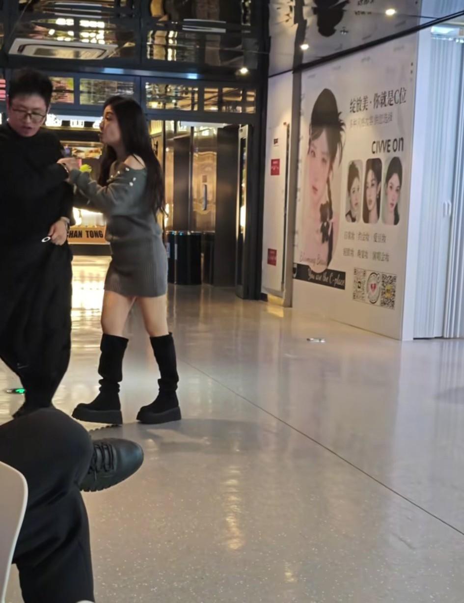 浙江杭州，疑是女生半夜4点给别的男人发信息，被男友发现直接摔手机，女生则是在不停