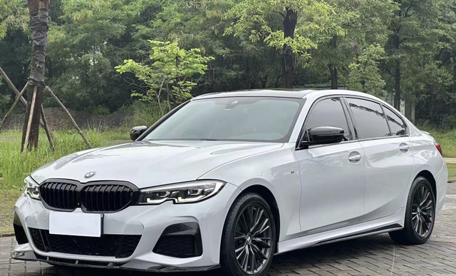 宝马3系的优点与缺点优点：1、动力充沛：宝马320li装备了2.0T涡轮增压