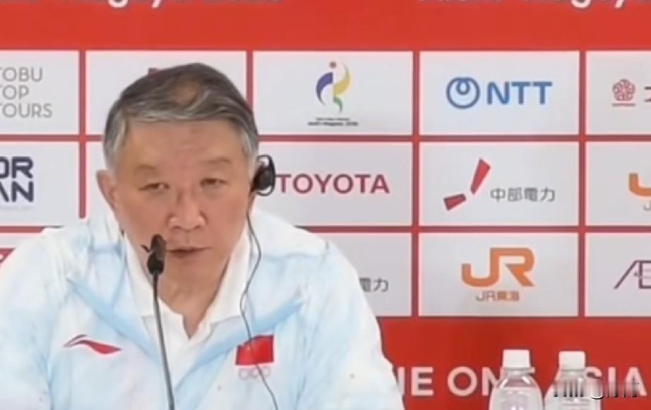 昨天下午，亚运会女篮赛场，中国队80‑85惜败给韩国队。赛后新闻发布会上，宫鲁鸣