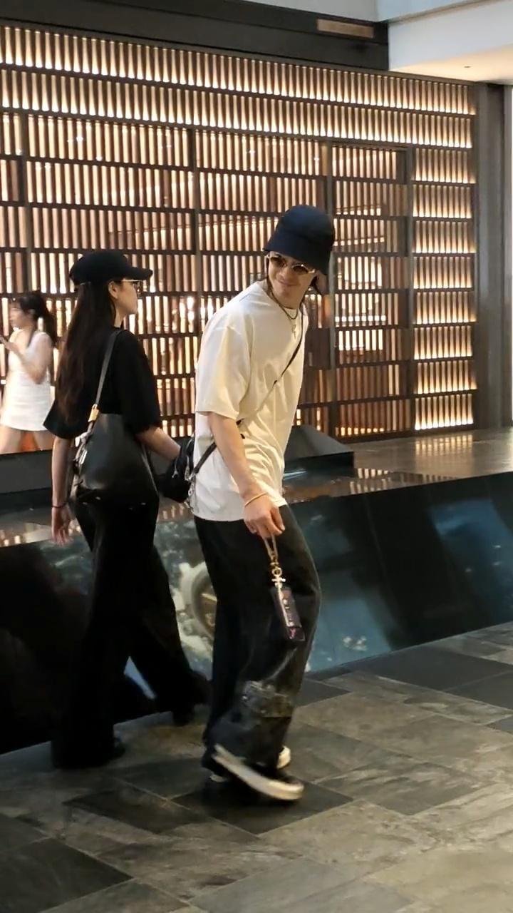 吴建豪和新婚妻子牵手逛街吴建豪荒卷绘美牵手逛街好恩爱