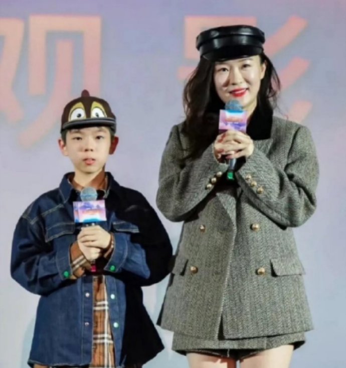 霍思燕儿子变帅了！嗯哼摘掉牙套敢咧嘴笑了，才12岁身高就挺高的了​​​