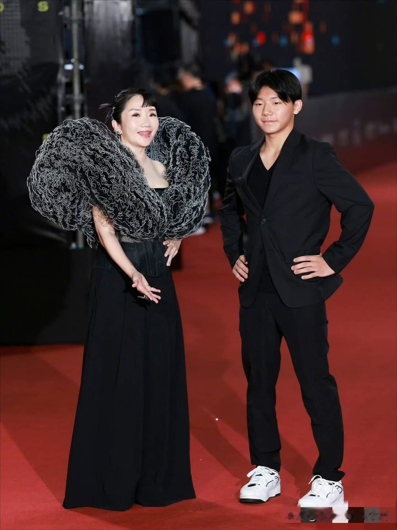 陶晶莹和李李仁这两个孩子还真的好像长反了。女儿长得像男孩，梳着帅气的发型，带着