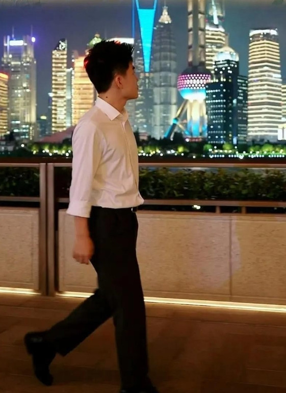 董宇辉前脚刚走，直播间就上演“三国杀”！天权摔手机怼粉丝，一夜蒸发几十万粉，停