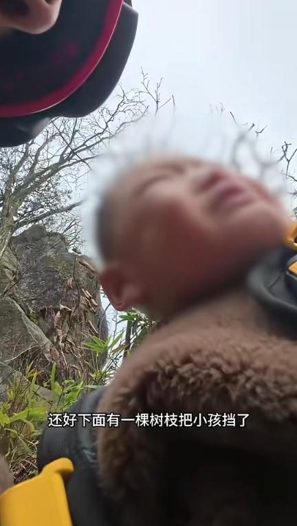 “太吓人了！”3月8日，江西九江，一5岁男孩在山上玩耍时，见小猴子十分可爱，便开