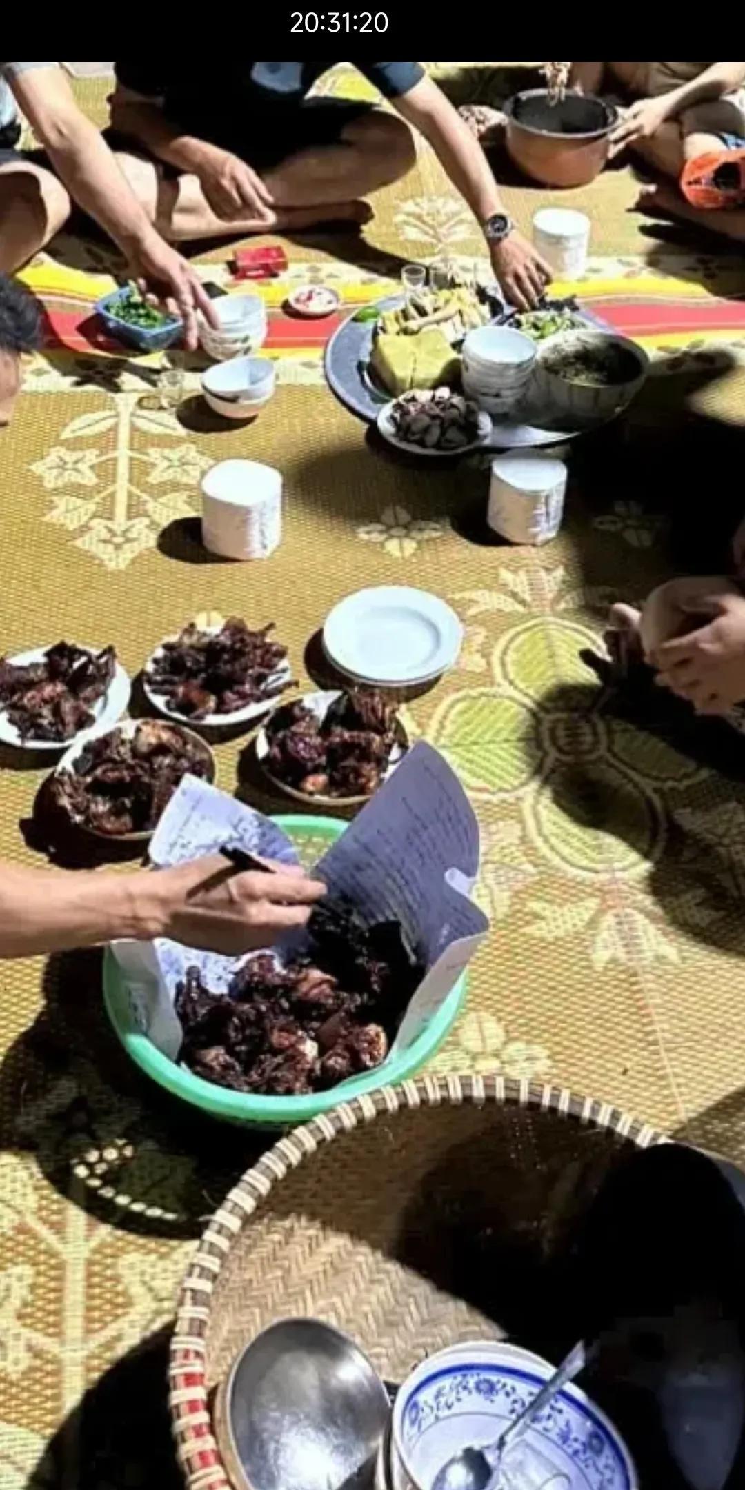 博主在越南工作越南朋友请他去家里吃饭越南家庭聚餐是直接坐在地上吃，让他感受不