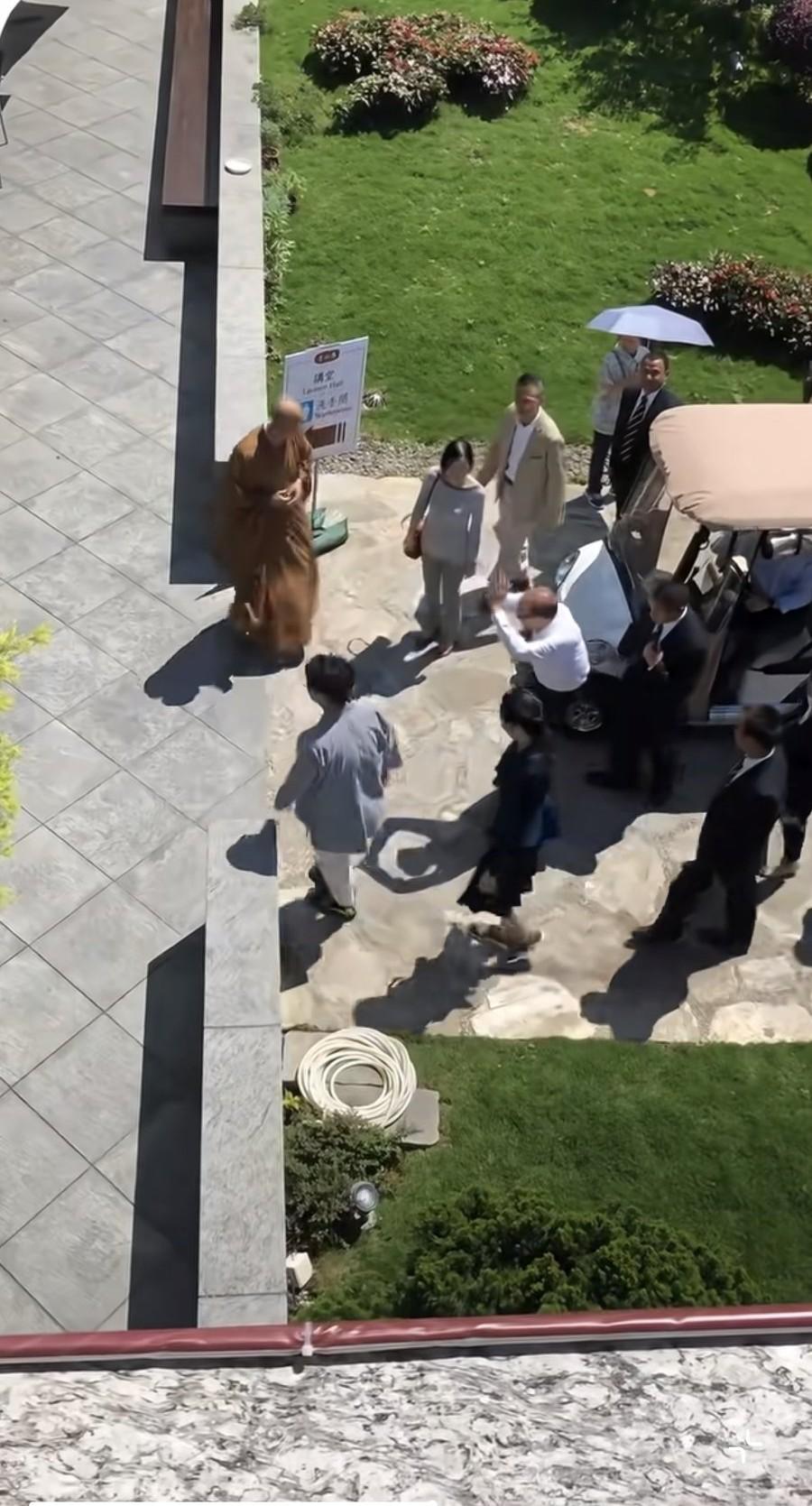 李嘉诚初五拜财神，98岁能自己走路，活过100岁不难!2月21日，李嘉诚被拍