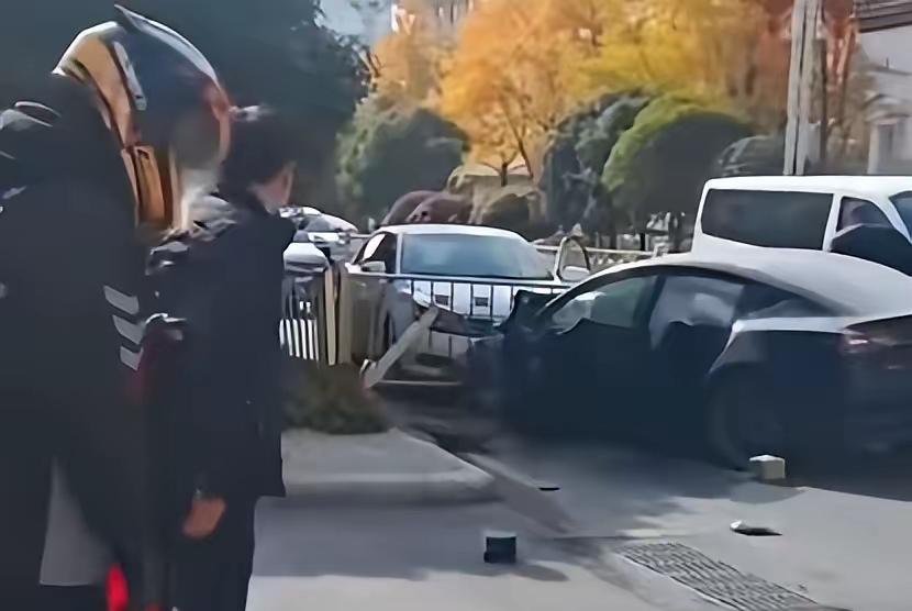 警示！有些人开车就是随心所欲，从来不把交规放在心上，本来沿着一个车道顺序通行对大