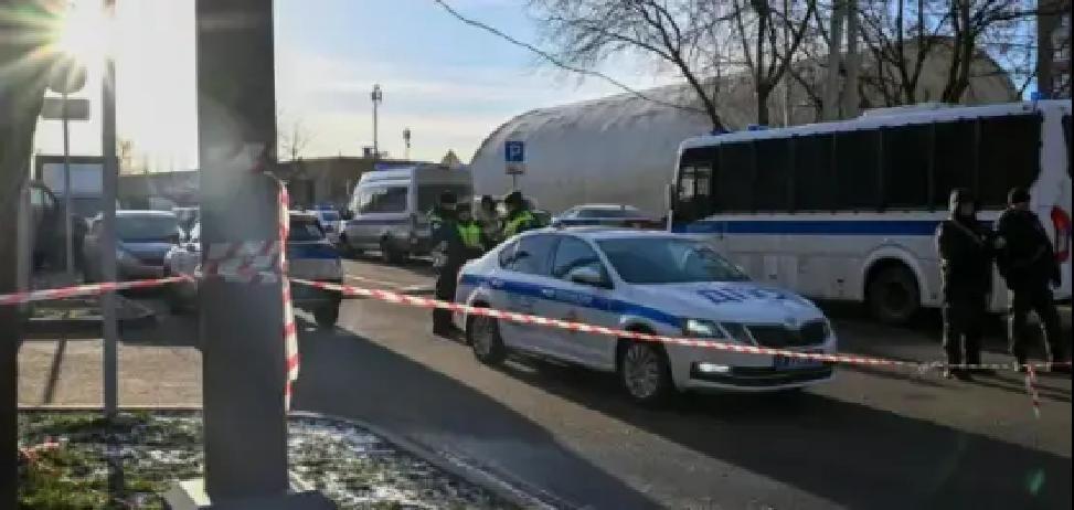 就在刚刚乌克兰国防部总情报局突然宣布了：两名参与在乌克兰战俘营实施酷刑的俄罗