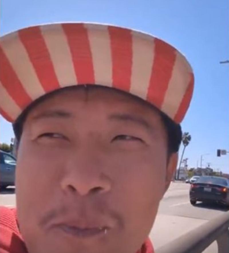 消失好久的"甜甜圈"王伟恒居然又冒头了，他说自己在美国前后遭了8次袭击，现在基本