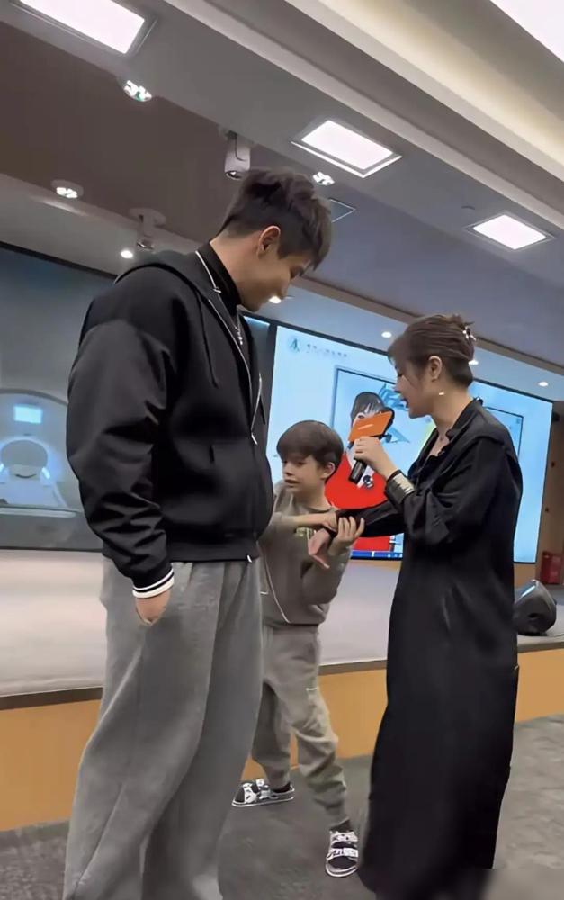 于文红在香港慈善晚宴上刚开口，小宝冲上去就拽她胳膊，硬把亲妈往台下拖，旁边站着的